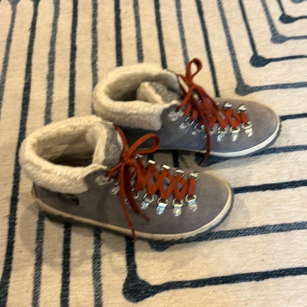 Sorel Out N About 7.5 - worn a few times!